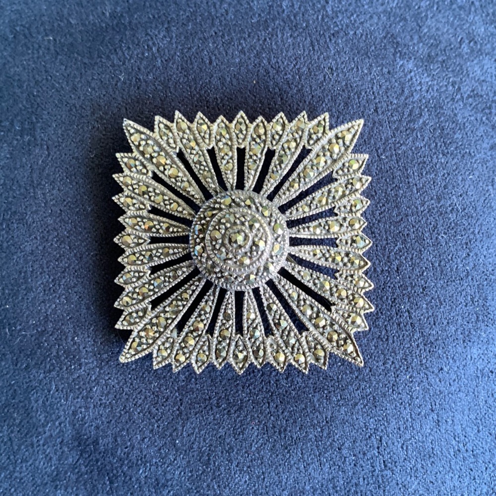 Marcasite and all Silver Vintage brooch. In perfect condition.